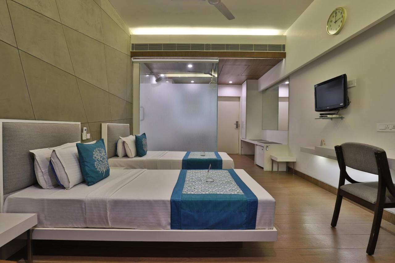 Capital O 1338 Hotel Harmony Rajkot Bagian luar foto