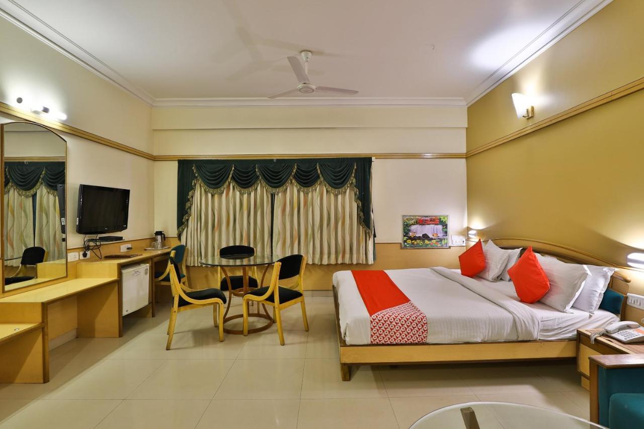 Capital O 1338 Hotel Harmony Rajkot Bagian luar foto