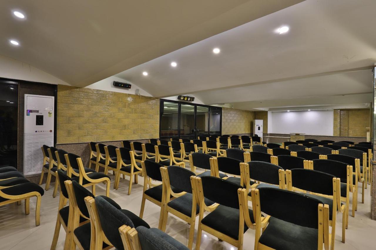 Capital O 1338 Hotel Harmony Rajkot Bagian luar foto