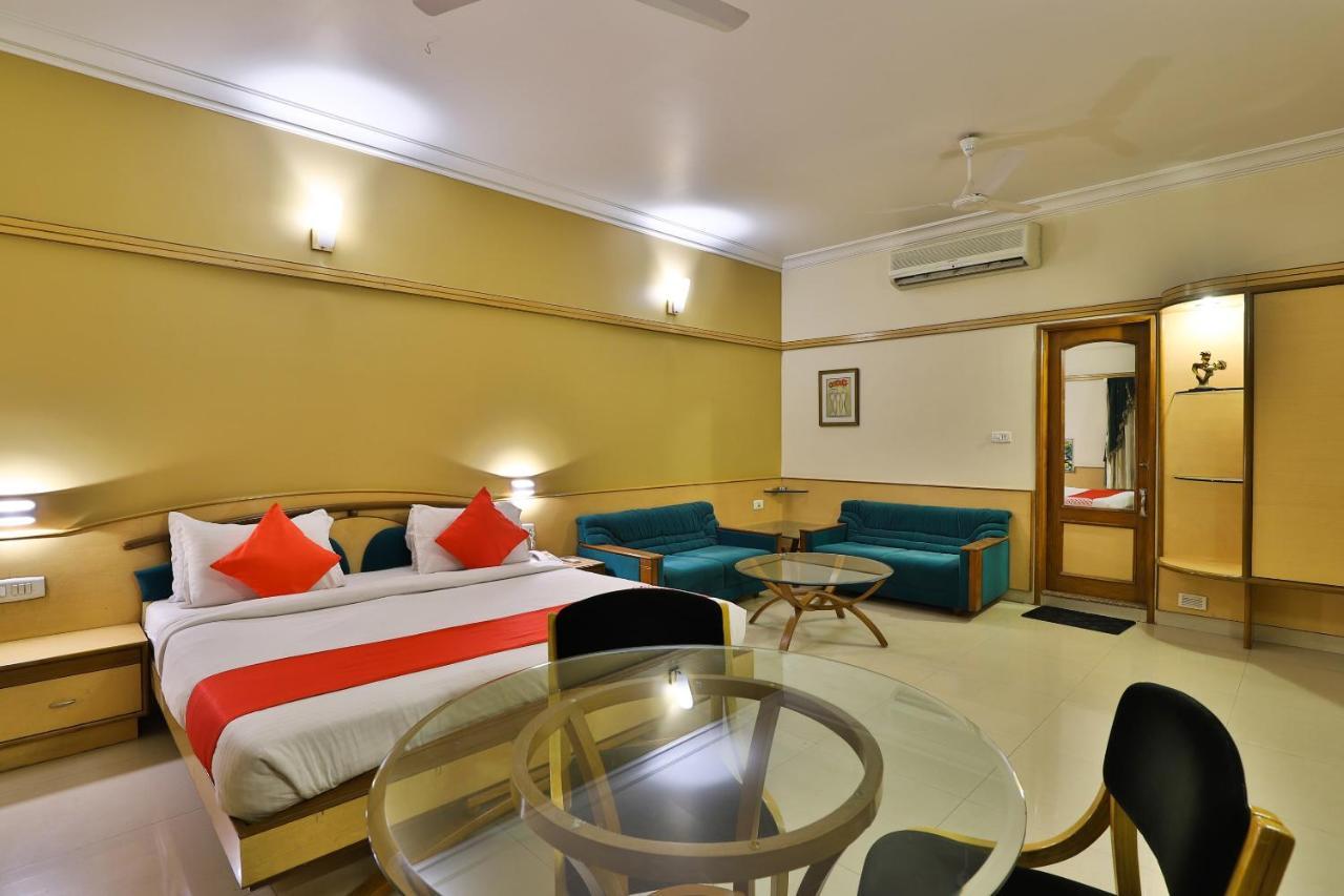 Capital O 1338 Hotel Harmony Rajkot Bagian luar foto